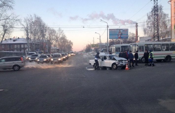Происшествия, Томские новости, В Томске столкнкулись неопытные водители ВАЗа и &laquo;Лексуса&raquo;, один человек пострадал В Томске столкнкулись неопытные водители ВАЗа и &laquo;Лексуса&raquo;, один человек пострадал