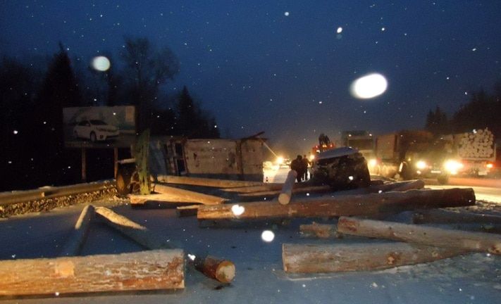 Происшествия, Томские новости, Сегодня утром под Томском опрокинулся лесовоз, один человек пострадал (ФОТО) Сегодня утром под Томском опрокинулся лесовоз, один человек пострадал (ФОТО)