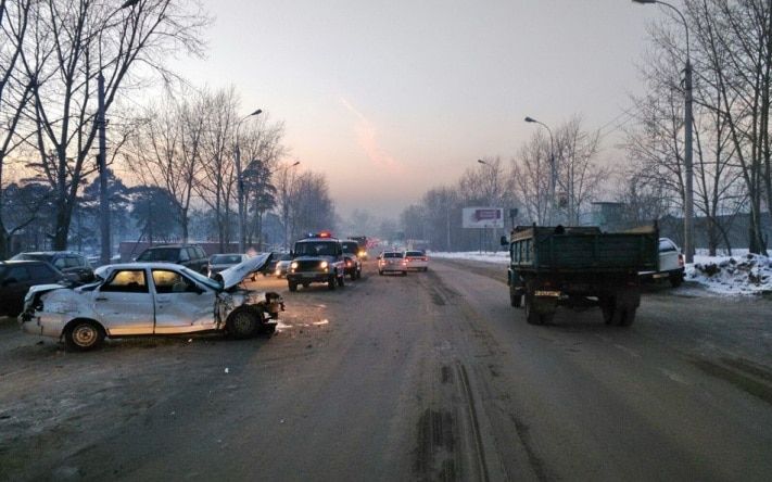 Происшествия, Томские новости, В Томске водитель &laquo;Приоры&raquo; пострадал при столкновении с грузовиком В Томске водитель &laquo;Приоры&raquo; пострадал при столкновении с грузовиком