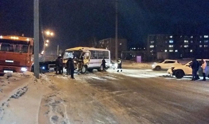 Происшествия, Томские новости, В Томске два человека пострадали при столкновении маршрутки, иномарки и КамАЗа В Томске два человека пострадали при столкновении маршрутки, иномарки и КамАЗа