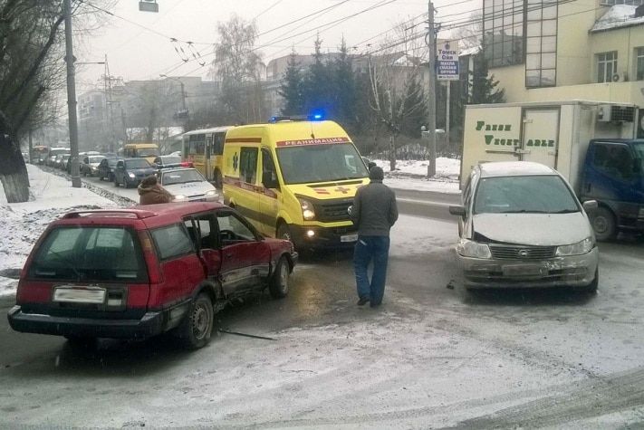 Происшествия, Томские новости, При столкновении двух иномарок в Томске пострадал пожилой водитель При столкновении двух иномарок в Томске пострадал пожилой водитель