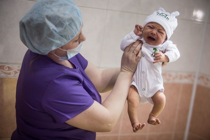 Конкурсы и акции, Томские новости, В свой день рождения «Томь» подарила форму новорожденным томичам (ФОТО) В свой день рождения «Томь» подарила форму новорожденным томичам (ФОТО)