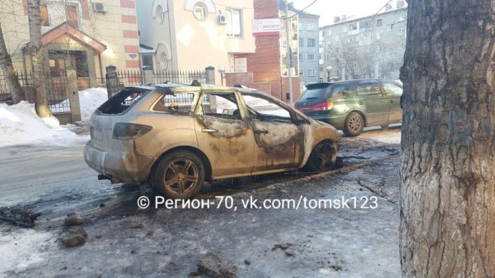 Происшествия, Томские новости, Утром во дворе одного из жилых домов Томска загорелась Mazda (ФОТО) Утром во дворе одного из жилых домов Томска загорелась Mazda (ФОТО)