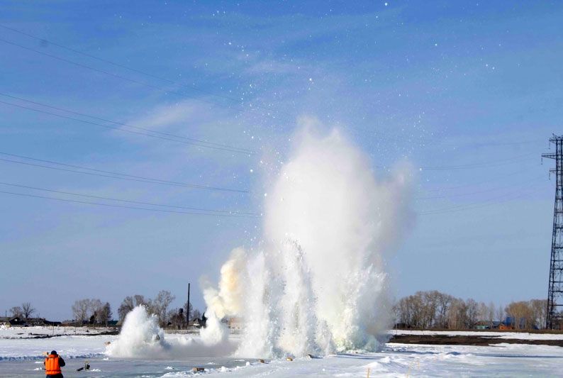 Паводок, Томские новости, Сегодня на Томи начали взрывать лёд Сегодня на Томи начали взрывать лёд