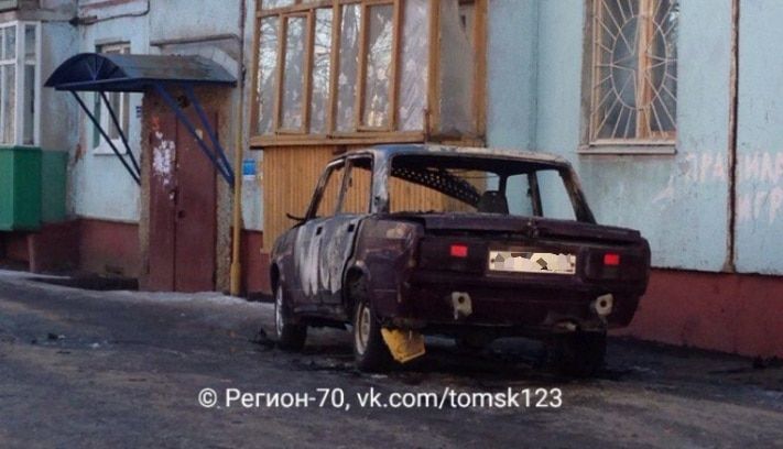 Происшествия, Томские новости, Ночью в Томске во дворе дома сгорел ВАЗ Ночью в Томске во дворе дома сгорел ВАЗ