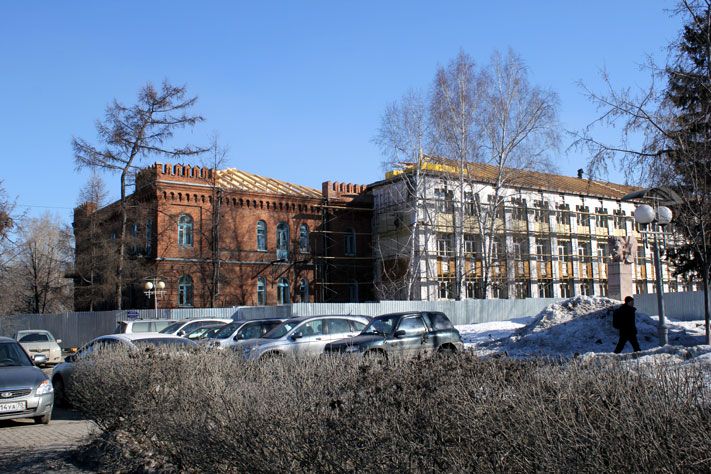 Городские детали: над «купеческим замком» на Пирогова делают двускатную крышу