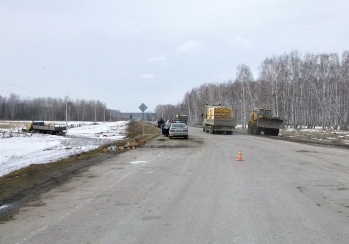 Происшествия, Томские новости, В Томской области ВАЗ на буксире столкнулся с КамАЗом, один человек погиб В Томской области ВАЗ на буксире столкнулся с КамАЗом, один человек погиб