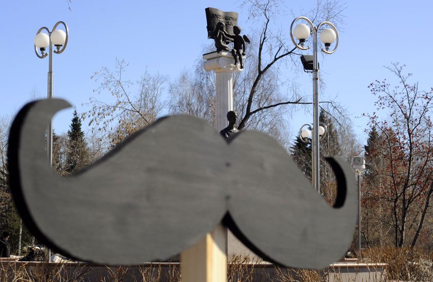 Томские новости, Памятник усам полицмейстера предложили приютить в Кожевниково Памятник усам полицмейстера предложили приютить в Кожевниково