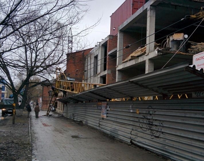 Происшествия, Томские новости, На стройке в центре Томска упал кран На стройке в центре Томска упал кран