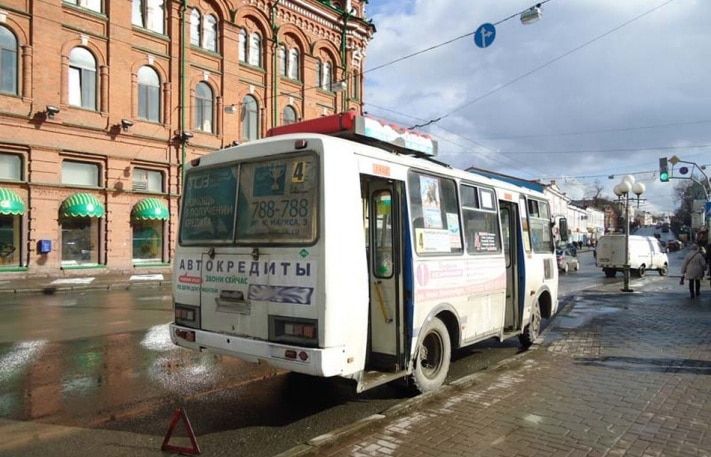 Происшествия, Томские новости, В Томске водитель маршрутки сбил пешехода на остановке В Томске водитель маршрутки сбил пешехода на остановке