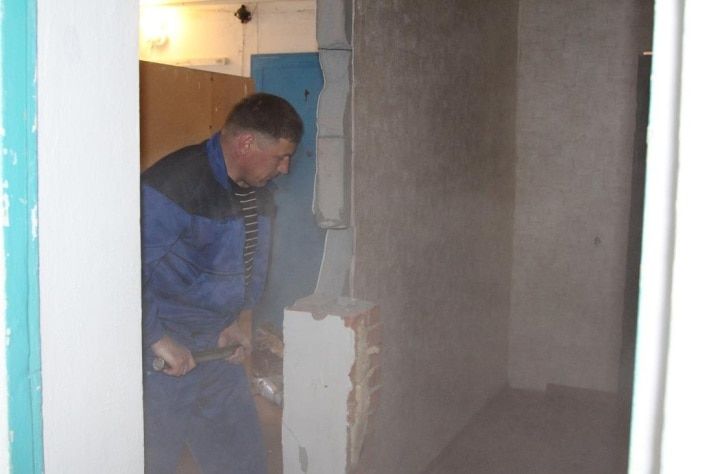 Томские новости, В Томске приставы снесли незаконную стену в секционке В Томске приставы снесли незаконную стену в секционке