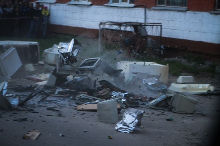 Конкурсы и акции, Томские новости, Томские студенты установят мировой рекорд по сбросу техники из окон Томские студенты установят мировой рекорд по сбросу техники из окон