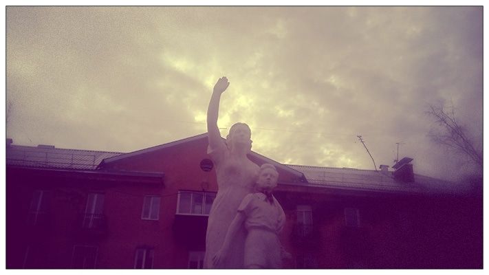 Городские детали: гипсовые женщины и дети