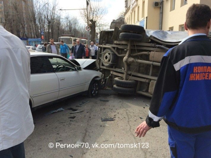 Происшествия, Томские новости, «Газель» опрокинулась после столкновением с «Тойотой» в Томске «Газель» опрокинулась после столкновением с «Тойотой» в Томске