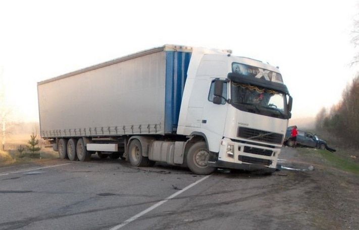 Происшествия, Томские новости, Водитель легковушки погиб при столкновении с грузовиком на трассе Томск-Мариинск Водитель легковушки погиб при столкновении с грузовиком на трассе Томск-Мариинск