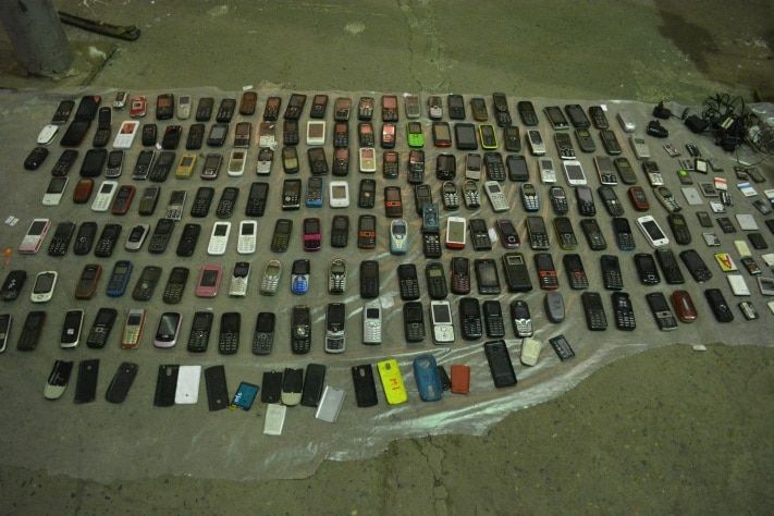 Томские новости, В томскую колонию пытались передать почти 170 сотовых телефонов В томскую колонию пытались передать почти 170 сотовых телефонов