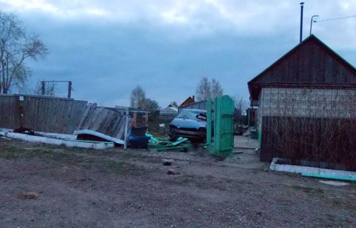 Происшествия, Томские новости, В Томском районе водитель Subaru въехал в ворота, двое погибли В Томском районе водитель Subaru въехал в ворота, двое погибли