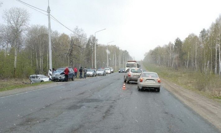 Происшествия, Томские новости, В Томске 4 человека пострадали при столкновении трех автомобилей В Томске 4 человека пострадали при столкновении трех автомобилей