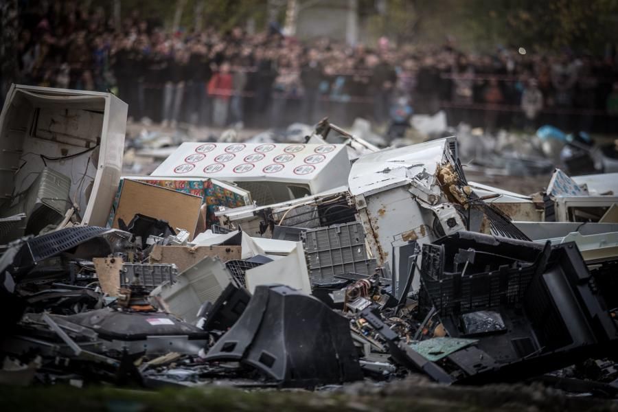 Томские новости, Студенты ТУСУРа установили мировой рекорд по выбрасыванию из окон старой техники Студенты ТУСУРа установили мировой рекорд по выбрасыванию из окон старой техники