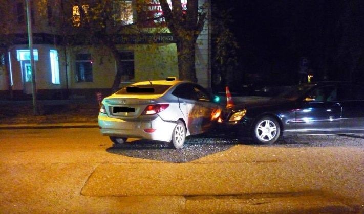 Происшествия, Томские новости, В Томске столкнулись встречные Hyundai и Mercedes В Томске столкнулись встречные Hyundai и Mercedes