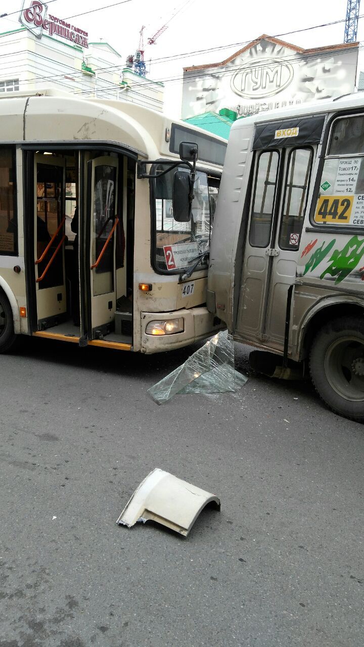 Томские новости, В Томске на остановке 1905 года столкнулись троллейбус и автобус В Томске на остановке 1905 года столкнулись троллейбус и автобус