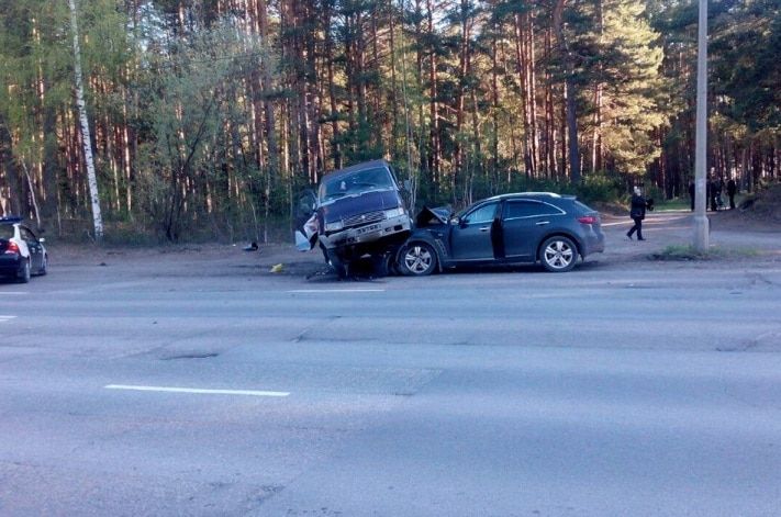 Происшествия, Томские новости, В Северске Infinity врезался в «Газель» В Северске Infinity врезался в «Газель»