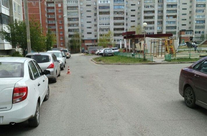 Происшествия, Томские новости, В Томске во дворе дома иномарка сбила ребенка В Томске во дворе дома иномарка сбила ребенка