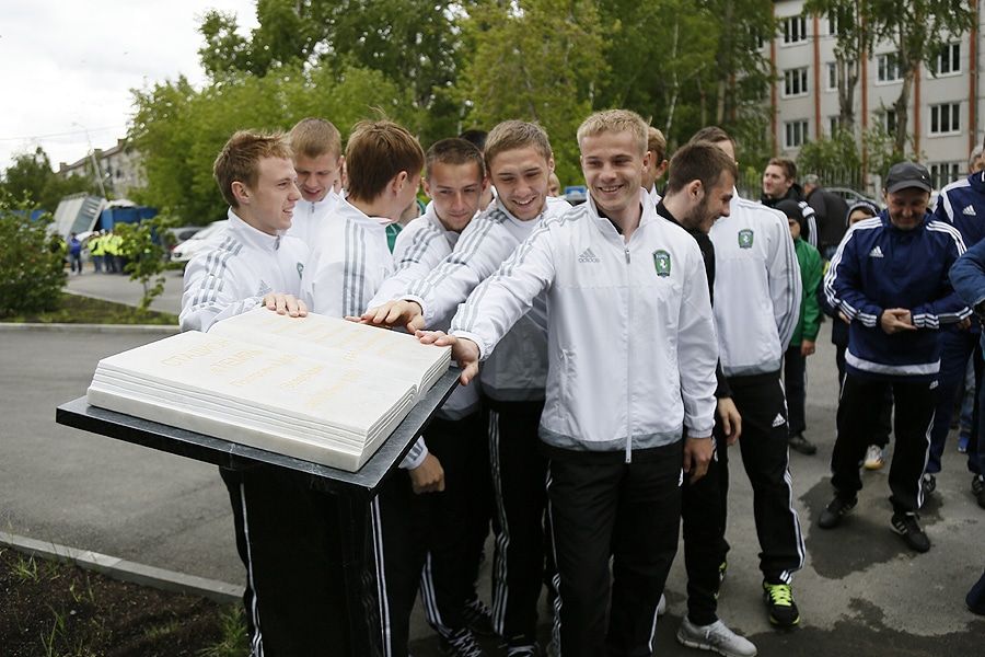 Томские новости, На томском стадионе &laquo;Темп&raquo; открыли памятную стелу На томском стадионе &laquo;Темп&raquo; открыли памятную стелу