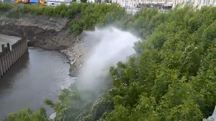 ЖКХ, Томские новости, В центре Томска забил фонтан (ВИДЕО) В центре Томска забил фонтан (ВИДЕО)