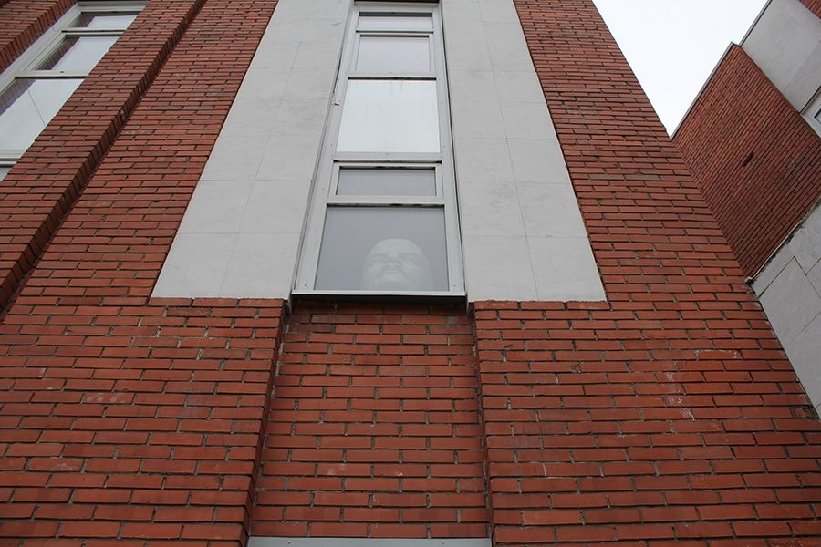 Городские детали: Ленины в томских окнах