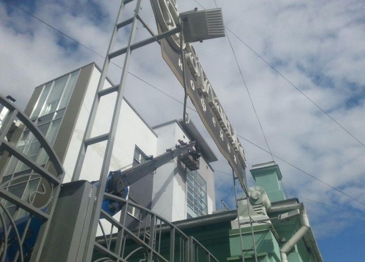 Томские новости, В Томске красят фасад здания на пр.Ленина, 54а В Томске красят фасад здания на пр.Ленина, 54а