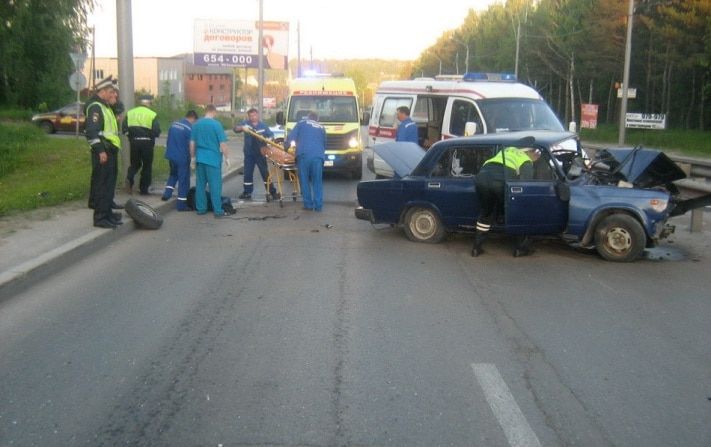 Происшествия, Томские новости, Утром в Томске ВАЗ врезался в столб, пострадал водитель Утром в Томске ВАЗ врезался в столб, пострадал водитель