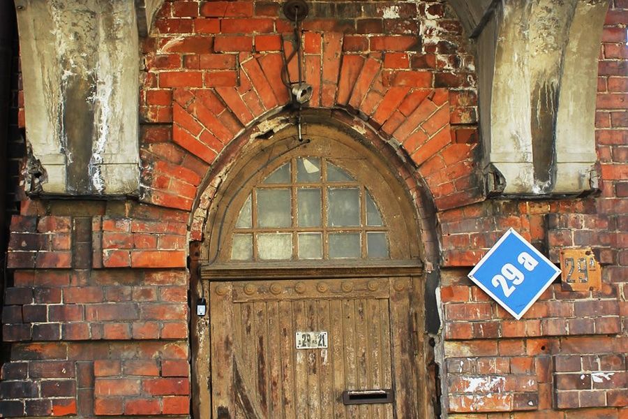 Городские детали: деревянная дверь дома на Советской, 29а