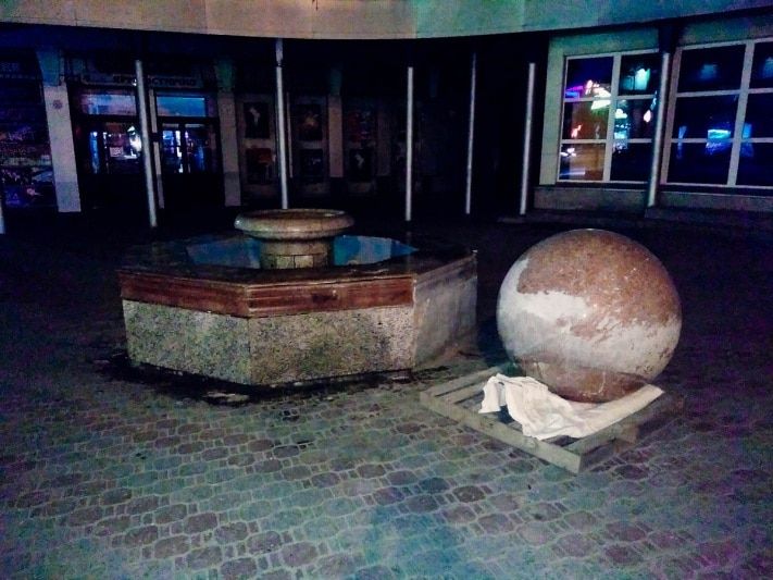 Томские новости, В Томске почистили фонтан-шар у «Киномира» (ФОТО) В Томске почистили фонтан-шар у «Киномира» (ФОТО)