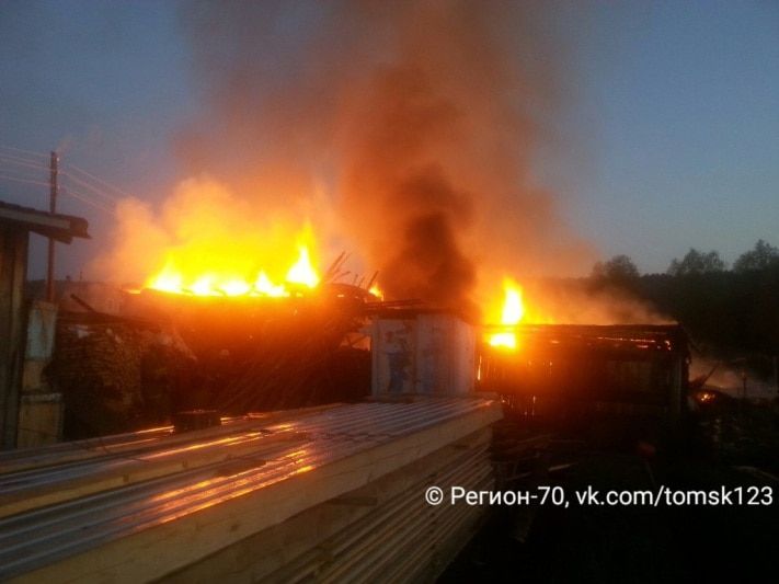 Происшествия, Томские новости, Ночью в томском селе загорелись два соседних дома (ФОТО) Ночью в томском селе загорелись два соседних дома (ФОТО)