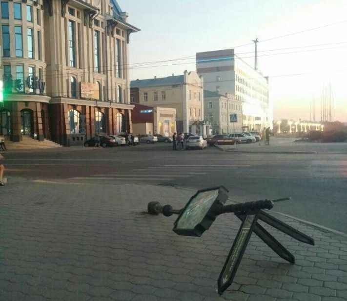 Томские новости, В центре Томска упал столб с указателями (ФОТО) В центре Томска упал столб с указателями (ФОТО)