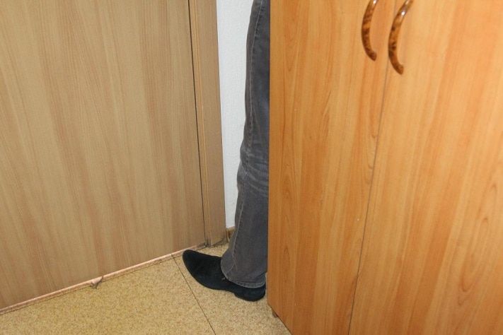 Томские новости, В Томской области должник спрятался от пристава за шкафом В Томской области должник спрятался от пристава за шкафом