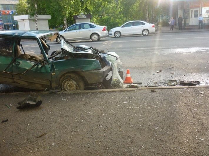 Происшествия, Томские новости, Пять человек пострадали при столкновении ВАЗа и ПАЗа в Томске (ФОТО) Пять человек пострадали при столкновении ВАЗа и ПАЗа в Томске (ФОТО)