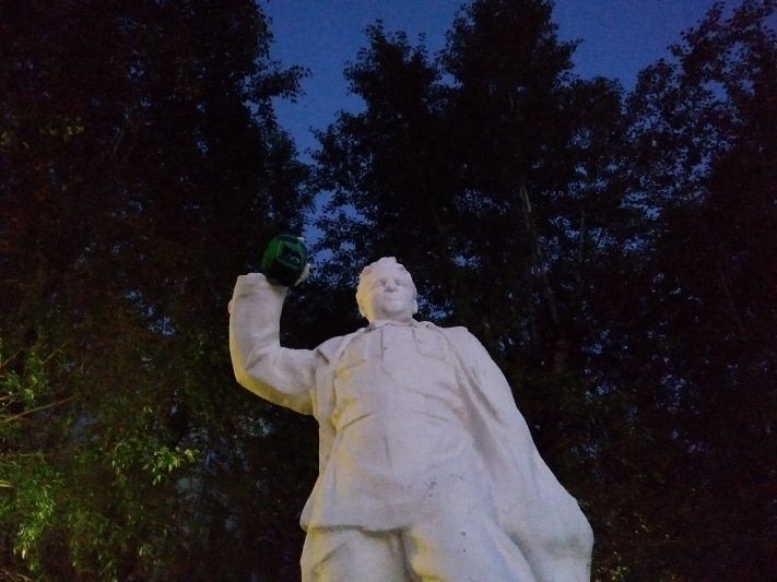 Памятники, Томские новости, В Томске студенты дали памятнику Кирова маску сварщика В Томске студенты дали памятнику Кирова маску сварщика