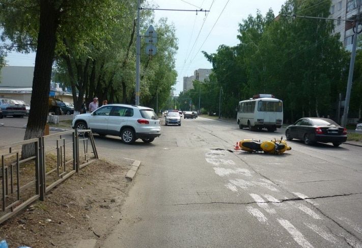 Происшествия, Томские новости, В Томске мотоциклист попал в больницу после столкновения с Volkswagen В Томске мотоциклист попал в больницу после столкновения с Volkswagen