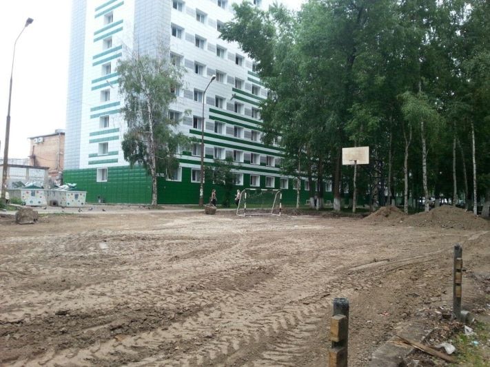 Томские новости, ТПУ снес спортплощадку у общежитий на Вершинина (ФОТО) ТПУ снес спортплощадку у общежитий на Вершинина (ФОТО)