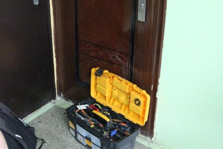 Томские новости, Приставы выселили томича, который продал квартиру, но не стал из нее выезжать Приставы выселили томича, который продал квартиру, но не стал из нее выезжать