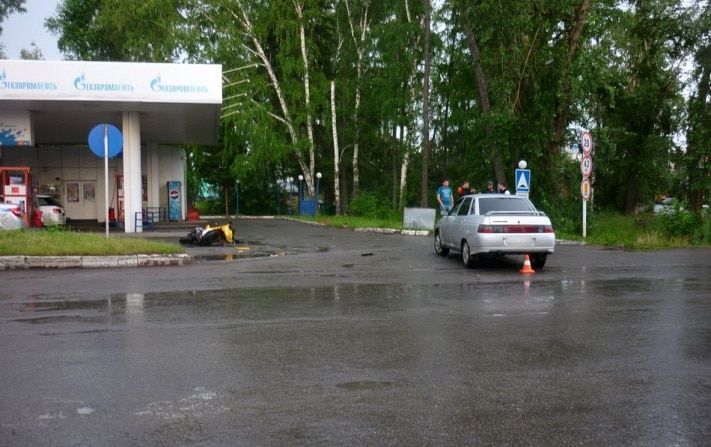 Происшествия, Томские новости, В Томске на выезде с заправки столкнулись ВАЗ и мотоцикл В Томске на выезде с заправки столкнулись ВАЗ и мотоцикл