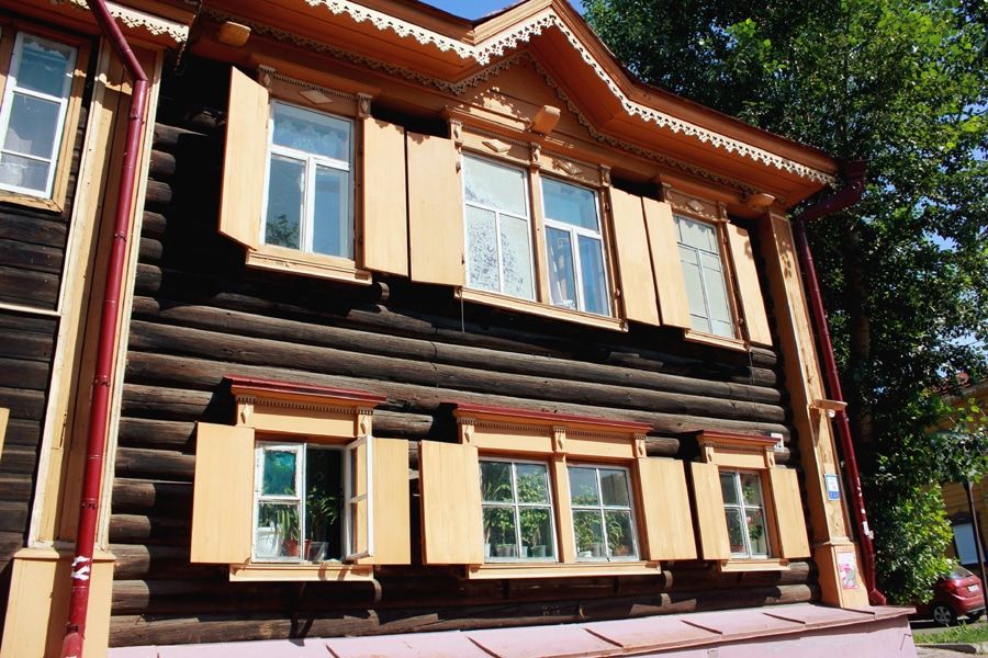 Городские детали: «пепеляевский» дом с оранжевыми ставнями