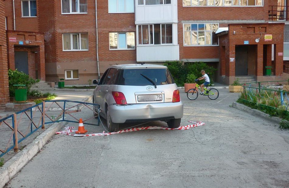 Происшествия, Томские новости, Нетрезвая томичка врезалась на иномарке в ограду и задела пешехода Нетрезвая томичка врезалась на иномарке в ограду и задела пешехода