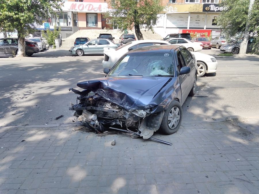 Происшествия, Томские новости, На Фрунзе в Томске Mercedes врезался в жилой дом (ФОТО) На Фрунзе в Томске Mercedes врезался в жилой дом (ФОТО)