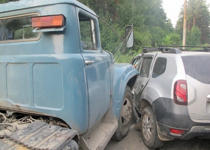 Происшествия, Томские новости, Один человек погиб при столкновении Renault и ЗИЛа на трассе под Томском Один человек погиб при столкновении Renault и ЗИЛа на трассе под Томском