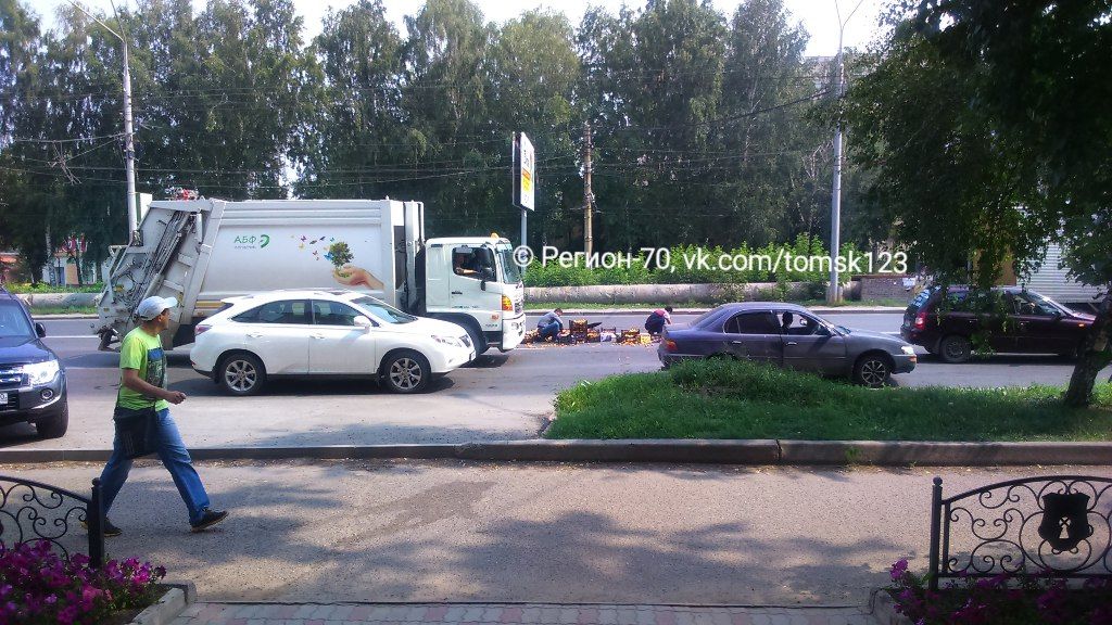 Томские новости, Рассыпавшиеся из грузовика персики стали причиной пробки на одной из самых оживленных улиц Томска Рассыпавшиеся из грузовика персики стали причиной пробки на одной из самых оживленных улиц Томска