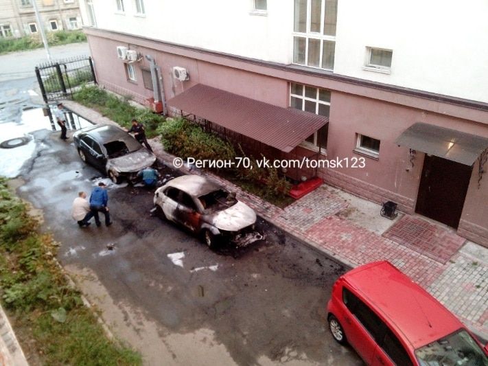 Происшествия, Томские новости, Ночью в Томске загорелись припаркованные Ауди и Тойота Ночью в Томске загорелись припаркованные Ауди и Тойота