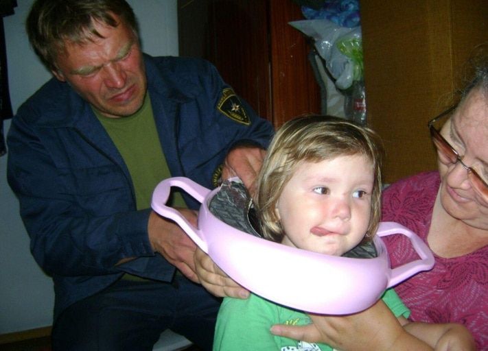 Томские новости, Томские спасатели освободили ребенка, застрявшего в подставке от горшка (ФОТО) Томские спасатели освободили ребенка, застрявшего в подставке от горшка (ФОТО)